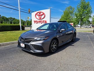 Used 2022 Toyota Camry SE image 1