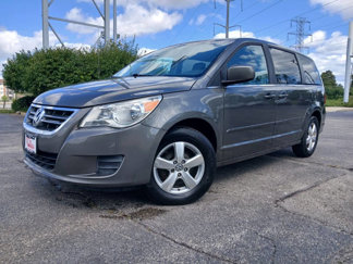 Used 2010 Volkswagen Routan SE image 1