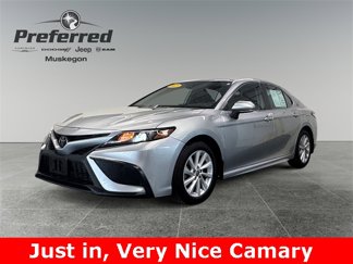 Used 2023 Toyota Camry SE image 1