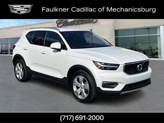 Used 2022 Volvo XC40 T5 Momentum image 1