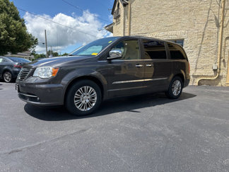 Used 2015 Chrysler Town & Country Touring-L w/ Driver Convenience Group image 1