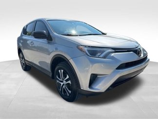 Used 2018 Toyota RAV4 LE video 1