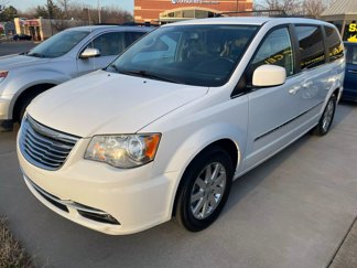 Used 2014 Chrysler Town & Country Touring image 1