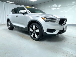 Used 2019 Volvo XC40 T5 Momentum image 1
