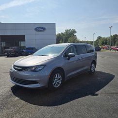 Used 2017 Chrysler Pacifica Touring image 1