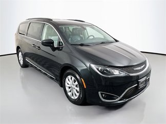 Used 2017 Chrysler Pacifica Touring-L image 1