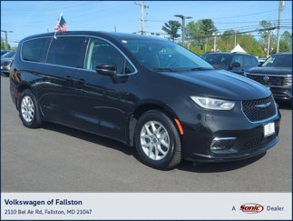 Used 2023 Chrysler Pacifica Touring-L image 1