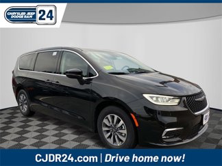New 2023 Chrysler Pacifica Touring-L w/ Uconnect Theater Family Group image 1