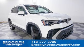 New 2025 Volkswagen Taos SE image 1