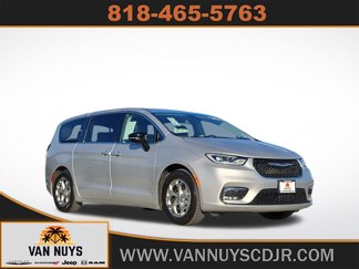 Used 2024 Chrysler Pacifica Limited image 1