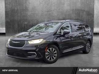 Used 2021 Chrysler Pacifica Limited w/ Uconnect Theater Family Group image 1