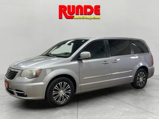 Used 2014 Chrysler Town & Country S image 1