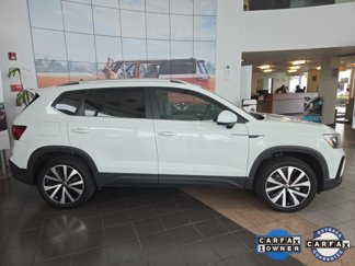 Certified 2024 Volkswagen Taos SE image 1