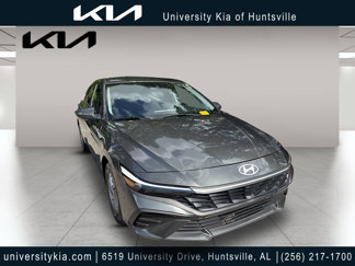 Used 2025 Hyundai Elantra SE image 1