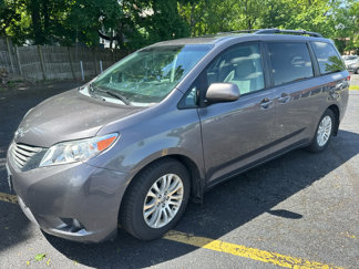 Used 2013 Toyota Sienna XLE image 1