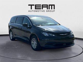 Used 2022 Chrysler Voyager LX image 1