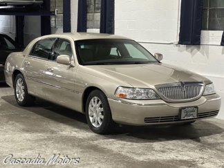 Used 2011 Lincoln Town Car Signature Limited image 1