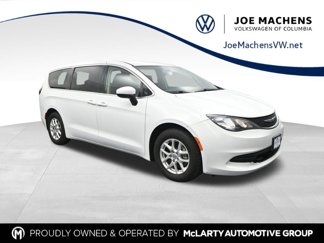 Used 2020 Chrysler Voyager LX image 1