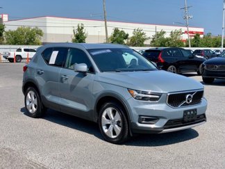 Used 2022 Volvo XC40 T5 Momentum image 1