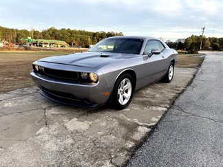 Used 2014 Dodge Challenger SXT image 1