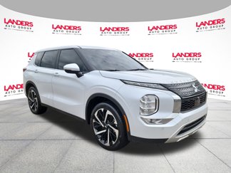 Used 2023 Mitsubishi Outlander SE image 1