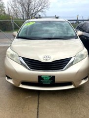 Used 2014 Toyota Sienna LE image 1