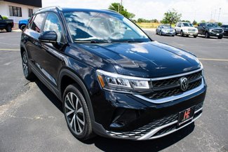 Used 2023 Volkswagen Taos SE image 1