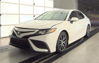 Used 2022 Toyota Camry SE image 1