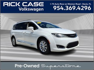 Used 2017 Chrysler Pacifica Touring-L image 1