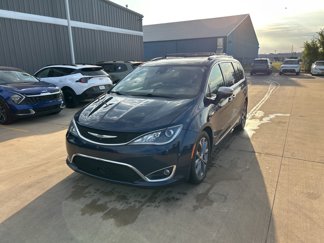 Used 2017 Chrysler Pacifica Limited image 1