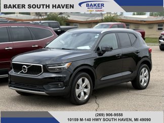 Used 2022 Volvo XC40 T4 Momentum image 1