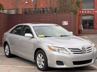 Used 2010 Toyota Camry LE image 1