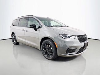 New 2025 Chrysler Pacifica Limited image 1