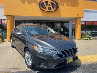 Used 2020 Ford Fusion SE image 1