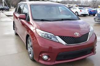 Used 2016 Toyota Sienna SE image 1