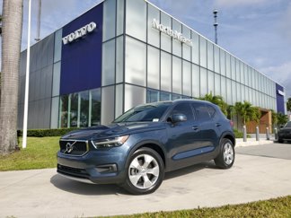 Used 2022 Volvo XC40 T4 Momentum image 1