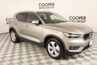 Used 2022 Volvo XC40 T5 Momentum image 1