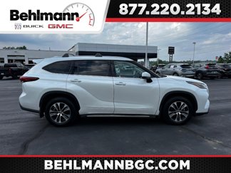 Used 2022 Toyota Highlander XLE image 1