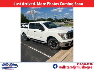 Used 2018 Nissan Titan SV image 1