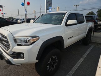 Used 2017 Toyota Tacoma TRD Off-Road image 1