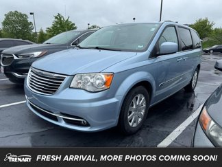 Used 2013 Chrysler Town & Country Touring image 1