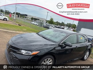 Used 2018 Toyota Camry LE image 1