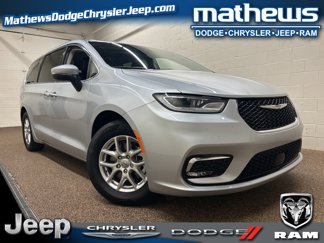 Used 2023 Chrysler Pacifica Touring-L image 1