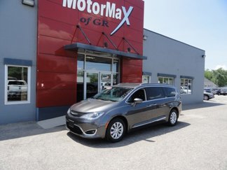 Used 2017 Chrysler Pacifica Touring-L image 1