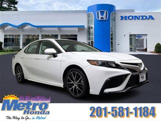 Used 2022 Toyota Camry SE image 1