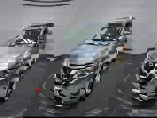 Used 2019 Nissan Rogue SV image 1