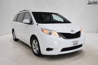 Used 2014 Toyota Sienna LE image 1