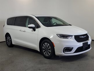 Used 2023 Chrysler Pacifica Touring-L image 1