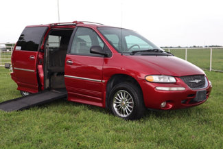 Used 2000 Chrysler Town & Country Limited image 1