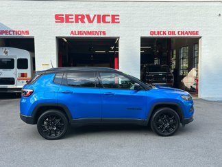 Used 2023 Jeep Compass Latitude image 1